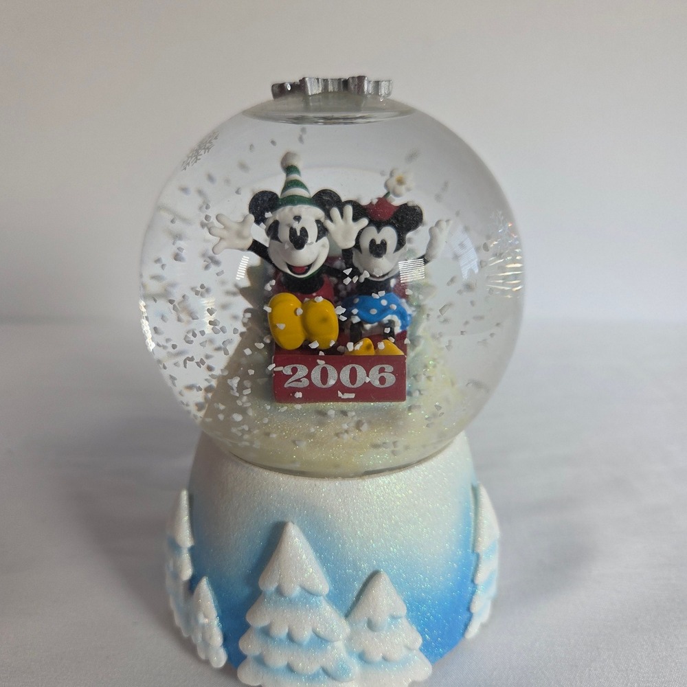 Disney Store 2006 Mickey and Minnie Mouse Sledding Snow globe Winter Holiday Box